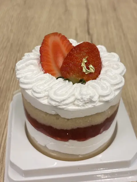 Vegan strawberry cream cake